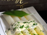 Asperges blanches et sauce crémeuse à l'ail des Ours