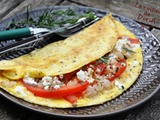 Omelette à la tomate, fêta et oignon rouge