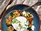 Pâtes aux tomates cerises, oignons, épinard et burrata