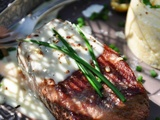 Pavé de boeuf grillé, sauce au gorgonzola, polenta crémeuse aux olives