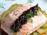 Pavés de saumon cuit à l'unilatérale, lit de pommes de terre sautées et compotée d'échalotes au vinaigre balsamique