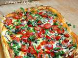 Pizza aux champignons, tomates cerises, mozzarella et herbes du jardin