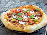Pizza maison sur pierre à pizza