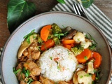 Porc mariné au Gochujang, légumes croquants et riz gluant à l'estragon