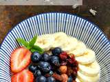 Porridge aux flocons et son d'avoine, fraises, myrtilles et fruits secs