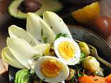 Salade complète aux choux de Bruxelles, carotte, endive, pommes de terre, avocat et oeufs durs
