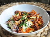 Salade de Noël au chou rouge, carottes, pommes et noix de pécan