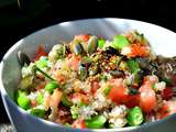 Salade de quinoa, tomates, petits pois frais et graines