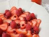 Dossier couleurs dans l'assiette: assiette de fruits rouges au coulis poivron-fraise