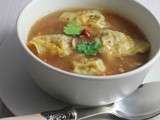 Soupe thaï aux crevettes, champignons et won ton aux crevettes, pak choi, poivron rouge et champignons