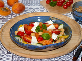 Salade, pois chiche, tomates et abricot