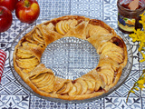 Tarte couronne feuilletée aux pommes et à la confiture de prunes