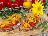 Tartines à la fondue de légumes d’été, poivrons et pêches
