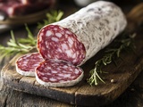 Peut-on manger un saucisson moisi ? Ça dépend de son processus de conservation et d’affinage