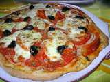 Pizza oignon tomate-mozzarella