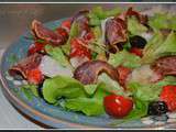 Salade aux tomates-cerises et fraises, copeaux de Lomo