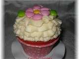 Cupcakes à la fraise avec volants de crème au chocolat blanc