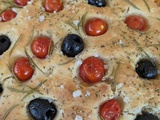 Focaccia aux olives noires et tomates cerises