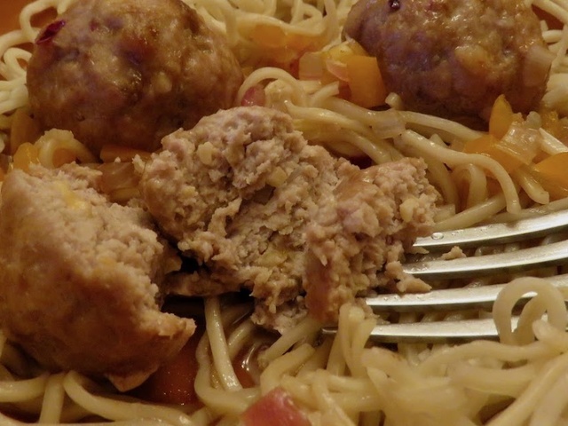 Spaghettis de légumes et boulettes de poulet haché ! pauvre en glucide