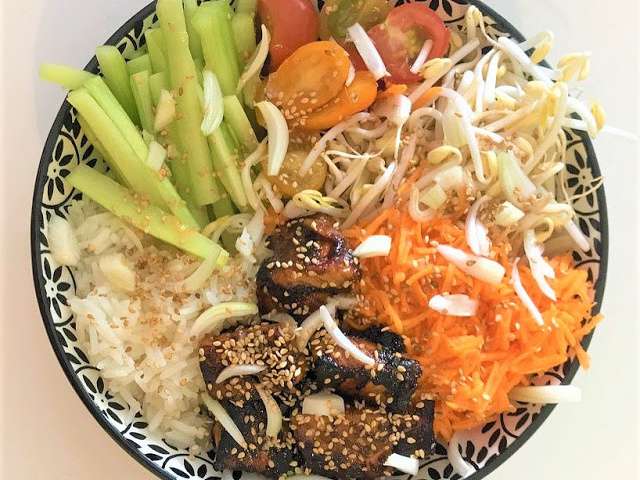 Salade de riz au saumon fumé, crevettes, asperges et mayonnaise