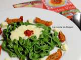 Tagliatelles à la spiruline et servies aux couleurs de l'Italie, végétarien