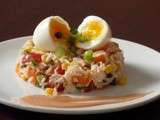 Salade de riz aux bâtonnets de crabe, oignon nouveau et oeuf mollet