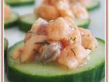 Tartare de saumon frais sur concombre