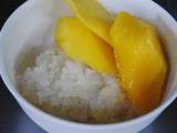Dessert thailandais : sticky rice with mango : riz à la noix de coco avec de la mangue