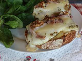 Tartines au Saint-Nectaire Noix et Lardons sur Confit d'Oignons aux Pommes