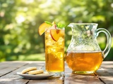 Cette recette de thé glacé à la pêche va vous rendre accro (ultra rafraîchissante !)