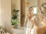 Cheveux gris : ce remède bicarbonate étonne (les experts sont partagés)