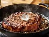 Glaçon dans la poêle : l’astuce méconnue pour un steak ultra tendre