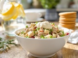 Il met cet ingrédient improbable dans sa salade de thon… le goût est incroyable
