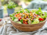 Salade de pois chiches croustillants et concombre pour un repas sain et équilibré
