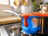 Sauce tombe sur sa casserole : elle vire au bleu (voici pourquoi)