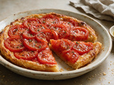 Tarte à la tomate : j’ai adopté l’astuce de grand-mère qui empêche la pâte de ramollir