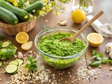Trop de courgettes ? Cette recette de pesto va vous sauver l’été (goût bluffant)