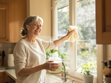 Vitres sales ? l’astuce au vinaigre chaud que votre grand-mère jurait secrète