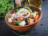 Fraîcheur dans l’assiette : Salade Grecque aux Tomates, Concombres, Oignon Rouge