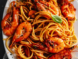 Spaghettis aux crevettes et sauce tomate: un classique italien
