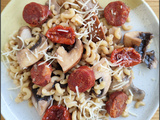 Coquillettes aux champignons, saucisse italienne & tomates séchées [#recette #faitmaison #champignonslou]