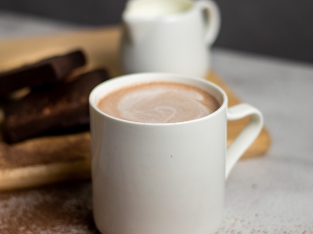 Chocolat chaud aux épices de noël et sa crème Chantilly à la banane rapide  : découvrez les recettes de Cuisine Actuelle
