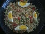 Salade de riz {tomate , poivrons , thon , oeuf et olive}