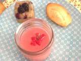 Trio de desserts (crème anglaise aux pralines roses, madeleines au citron et financiers aux mûres)