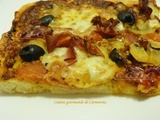 Pizza au jambon Speck et mozzarella au pesto rosso et olives noires