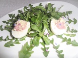 Salade de pissenlit et de mâche aux œufs mimosa à la crème de betterave
