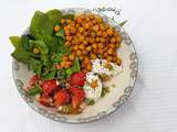 Bowl végétarien (pois chiches rôtis aux épices, fraises et oignons blancs, épinards, chèvre aux herbes)