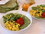 Assiette indienne: naans aux épinards, pois chiches en sauce curry, sauce tomate aux épices et salade avocat-ananas