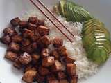 Tofu mariné et grillé, riz basmati et avocat en tranches