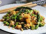 Wok d'asperges et de petits pois, dés de tofu et riz complet - recette vegan